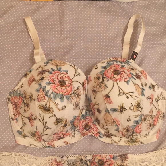 VS Floral Embroidered Demi & Thong Set 34/XL - Picture 5 of 6